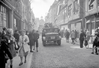 853206 Afbeelding van de intocht van de geallieerden, in de Lange Jansstraat te Utrecht.